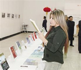 11月24日，在黎巴嫩首都贝鲁特的联合国教科文宫，一名来宾在中国优秀出版物展现场阅读展出的书籍。新华社记者 李良勇 摄